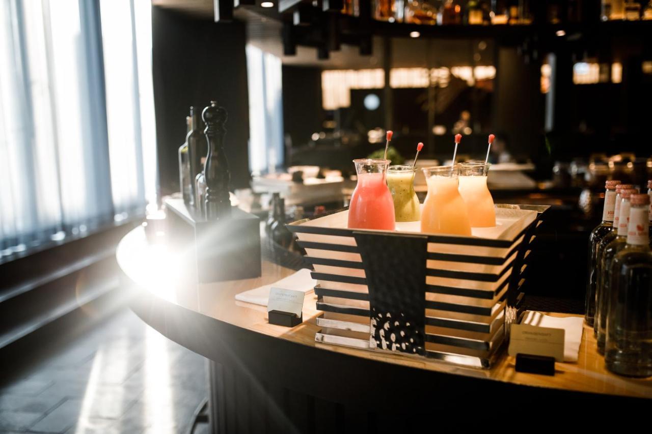 รูมเมอร์ส มิวนิค ออโตกราฟ คอลเลคชั่น Hotel มิวนิก ภายนอก รูปภาพ A selection of cocktails at a bar