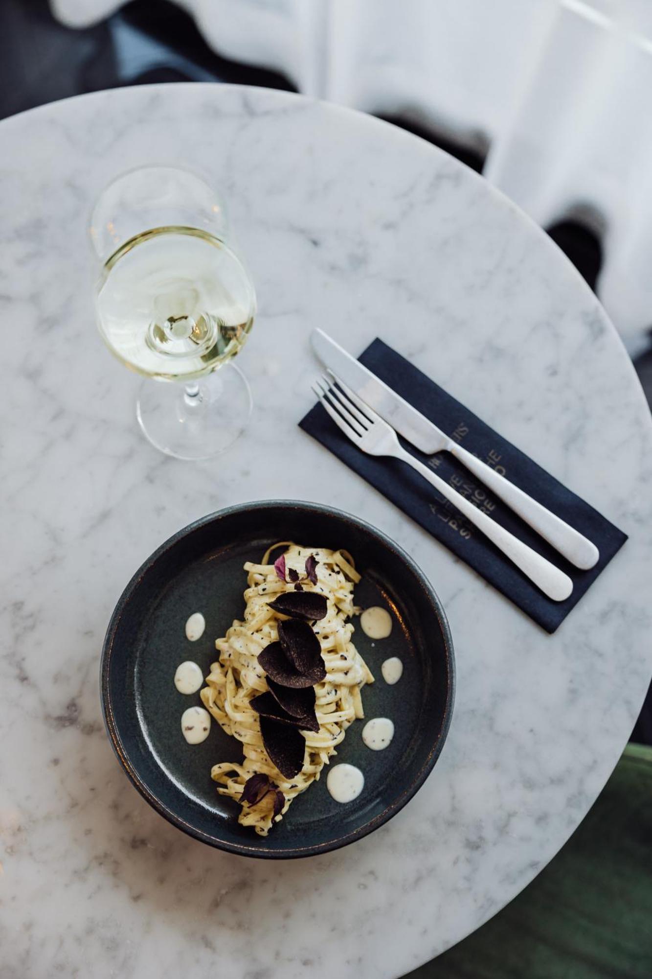 รูมเมอร์ส มิวนิค ออโตกราฟ คอลเลคชั่น Hotel มิวนิก ภายนอก รูปภาพ A place setting with a wine glass, a fork and a knife