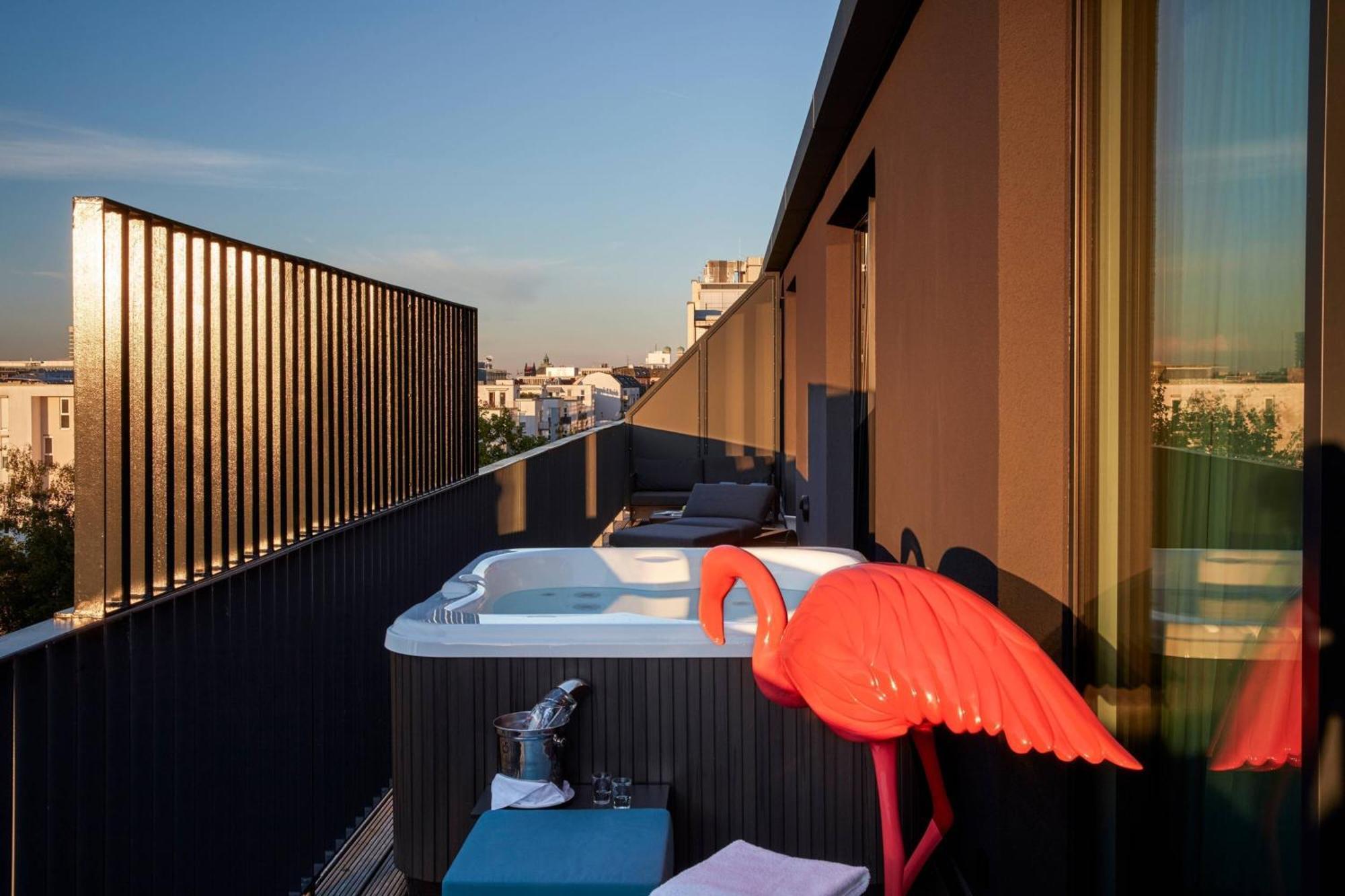 รูมเมอร์ส มิวนิค ออโตกราฟ คอลเลคชั่น Hotel มิวนิก ภายนอก รูปภาพ A rooftop hot tub