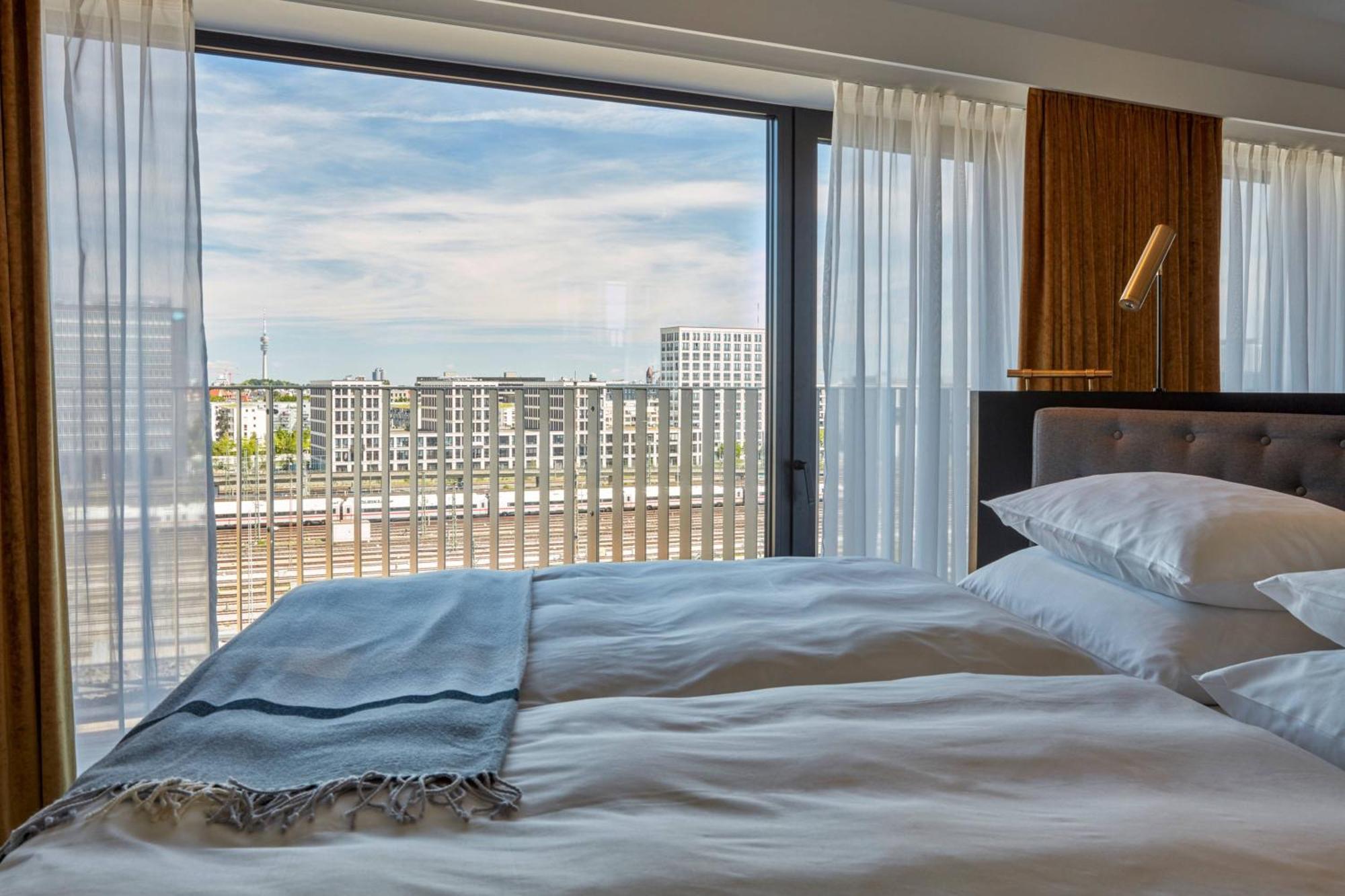 รูมเมอร์ส มิวนิค ออโตกราฟ คอลเลคชั่น Hotel มิวนิก ภายนอก รูปภาพ A bedroom at the hotel