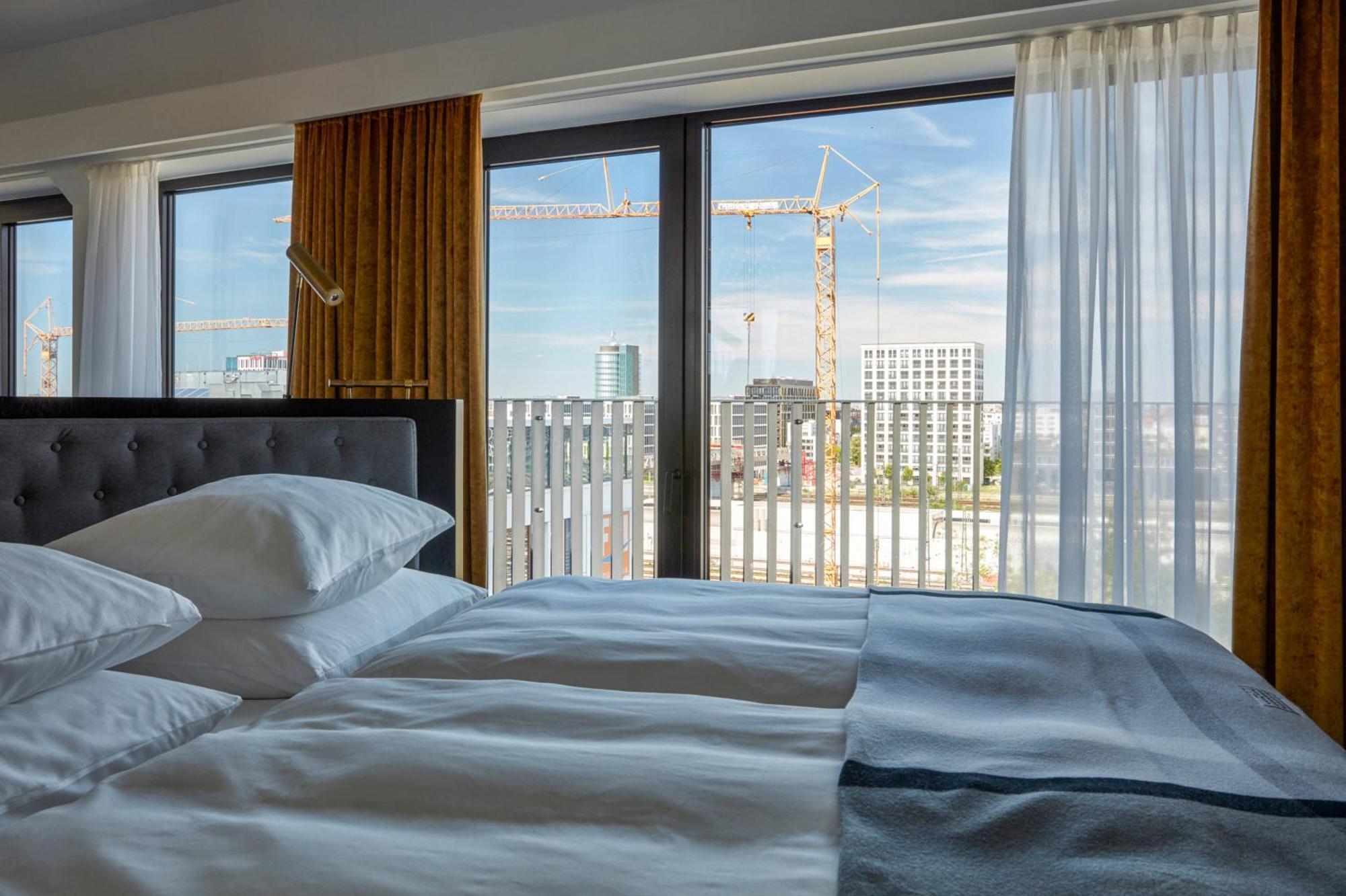 รูมเมอร์ส มิวนิค ออโตกราฟ คอลเลคชั่น Hotel มิวนิก ภายนอก รูปภาพ A room at the hotel