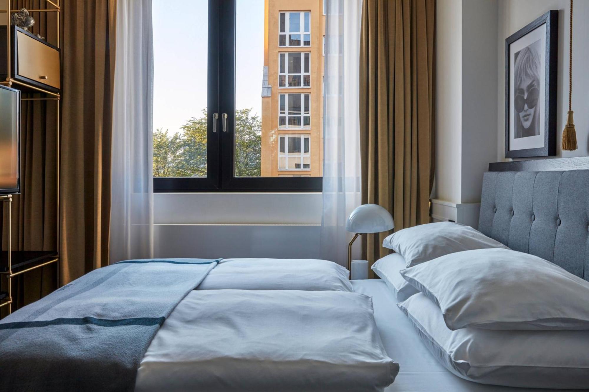 รูมเมอร์ส มิวนิค ออโตกราฟ คอลเลคชั่น Hotel มิวนิก ภายนอก รูปภาพ A bedroom at the hotel