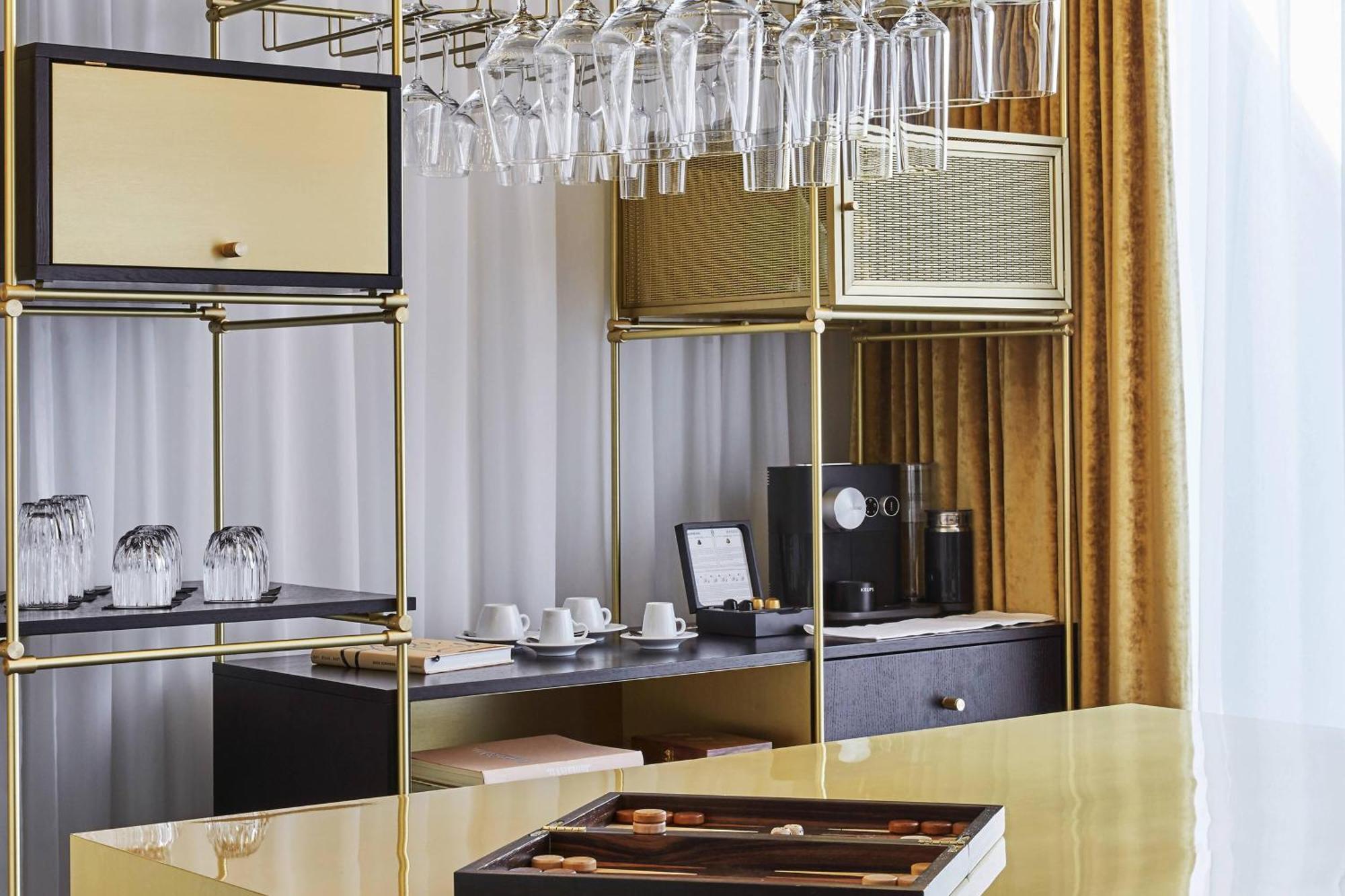 รูมเมอร์ส มิวนิค ออโตกราฟ คอลเลคชั่น Hotel มิวนิก ภายนอก รูปภาพ A mini-bar in a hotel room