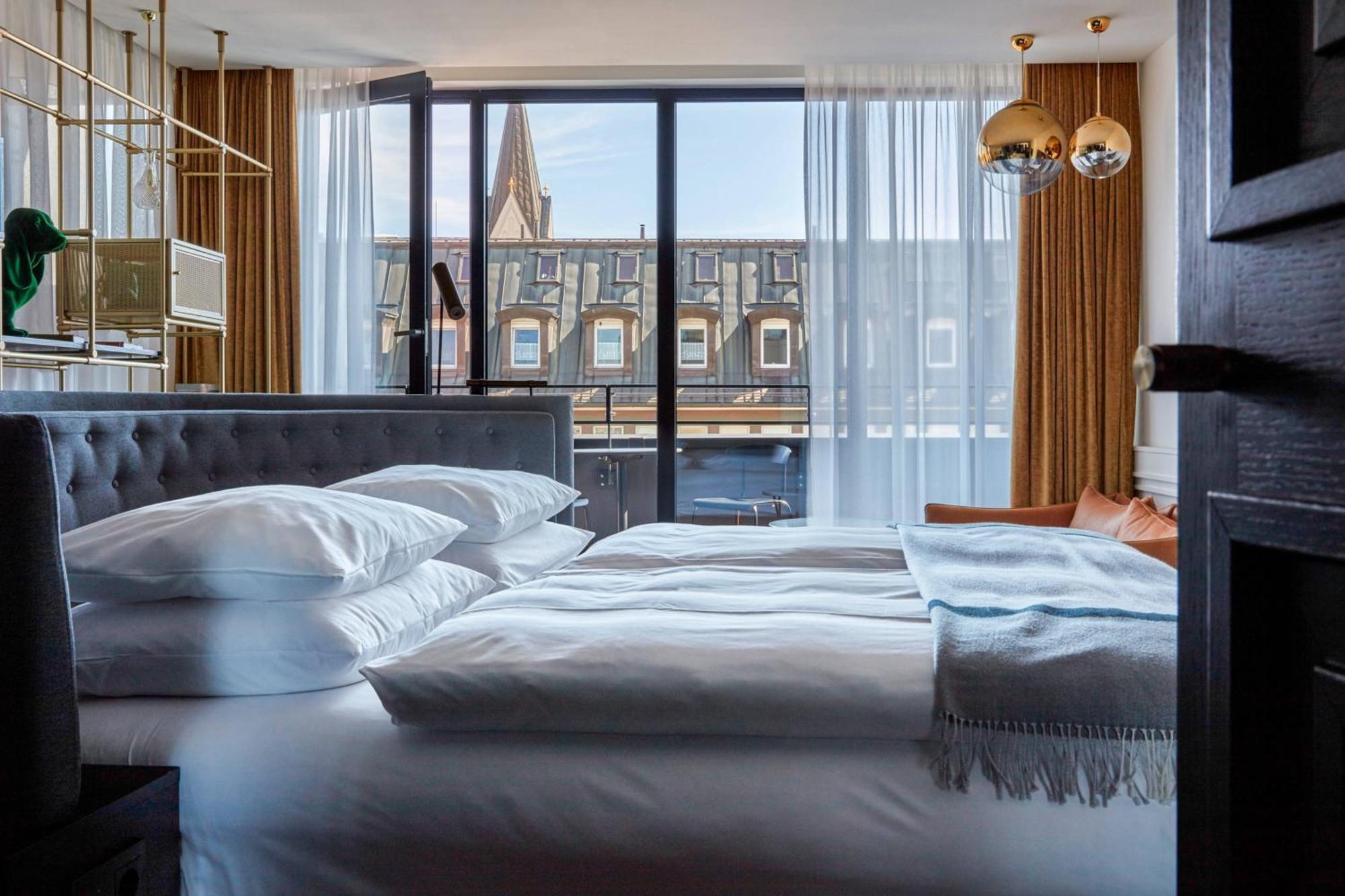รูมเมอร์ส มิวนิค ออโตกราฟ คอลเลคชั่น Hotel มิวนิก ภายนอก รูปภาพ A room at the hotel