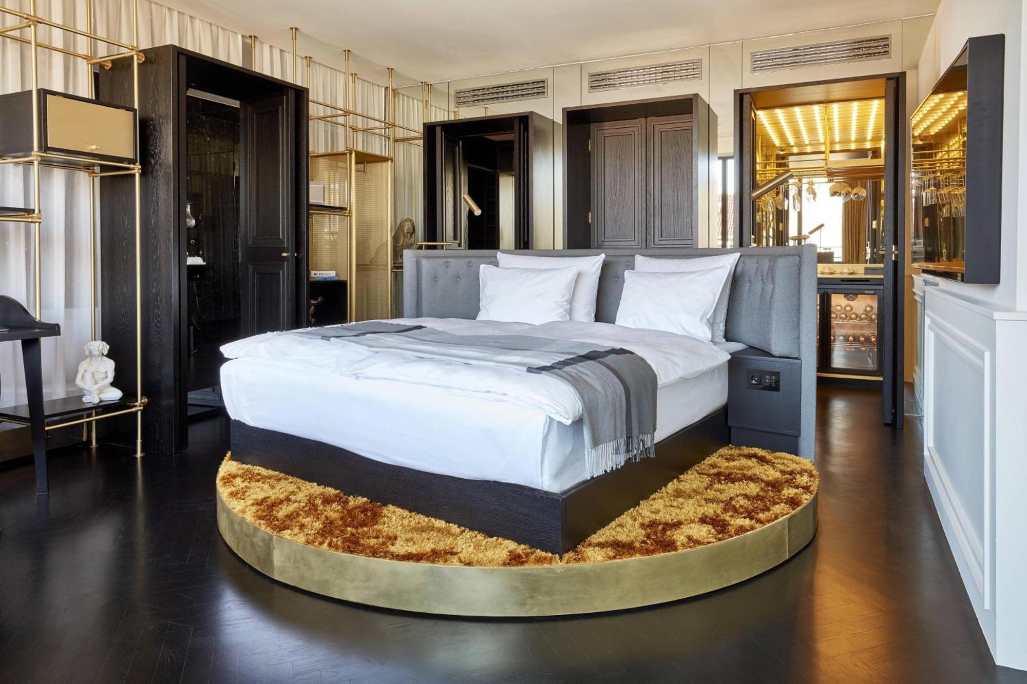 รูมเมอร์ส มิวนิค ออโตกราฟ คอลเลคชั่น Hotel มิวนิก ภายนอก รูปภาพ A bedroom at the Mandarin Oriental, Munich